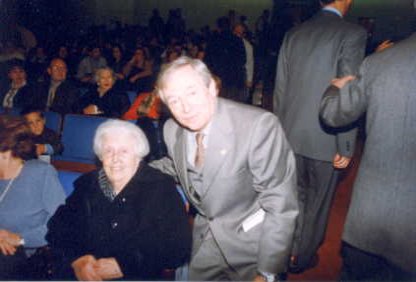 19.01.01.10. Cristóbal Povedano con su madre. 26-12-99. (Foto, E.A.O.).