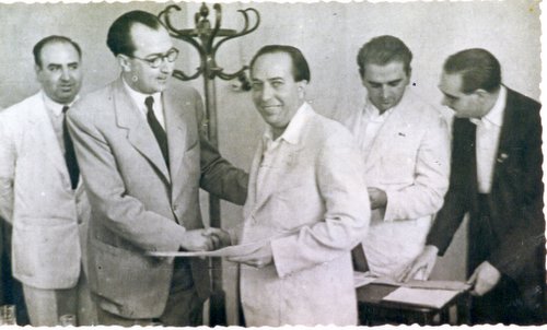 10.02.01.02. Manuel Mendoza Carreño, alcalde de Priego, entrega un premio a Francisco Tejero.