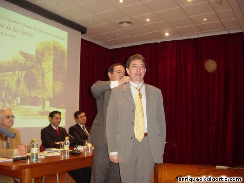 19.07.01.03. Rafael Osuna Luque. Recibiendo la medalla de Cronista Oficial de Carcabuey.