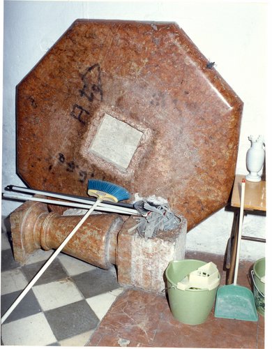 22.03.039. Se recuperó la mesa de mármol de la sacristía.