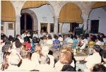 22.03.053.  Es raro ver a tantas personas en la presentación de un libro.