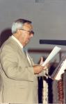 22.03.082. José García, recitando sus poemas y presentado el libro de Sacramento. Foto, Gallardo.