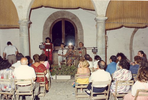 22.03.097.  Flory Pérez, presentando el libro de Enrique Alcalá. Foto, Gallardo.