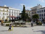 24.02.033. El Paseíllo. La plaza del pueblo.