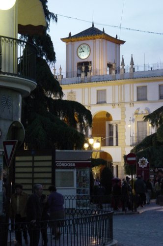 24.02.117. El Paseíllo. La plaza del pueblo.