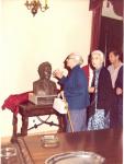 06.03.27. Sus hijas Pura e Isabel en el hall del Ayuntamiento de Priego, ante el busto de su padre.