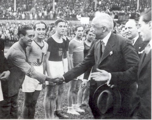 06.07.11. Alcalá-Zamora saluda a los jugadores.  Barcelona, 1 de mayo d e1931.