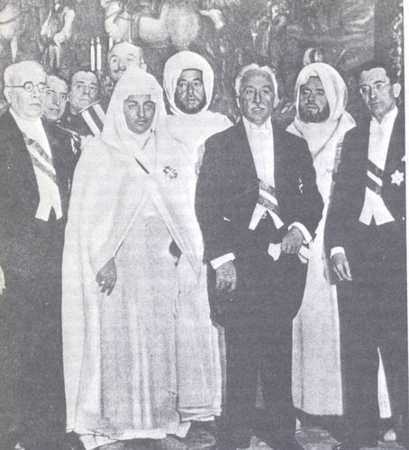 06.07.32. Con el Jalifa Muley Hassan en el Palacio Nacional y otras personalidades.