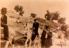 06.08.04. Paseando en burro por una de sus fincas.