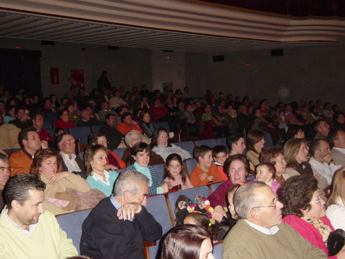 18.06.02.14. Certamen de Villancicos. Teatro Victoria. Público asistente. Priego, 2006.