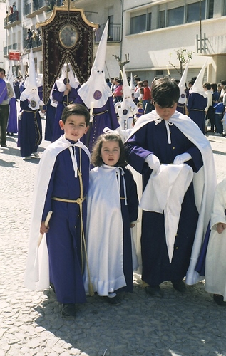 30.08.059. Nazareno. Semana Santa. Priego, 1986. (Foto, Arroyo Luna).