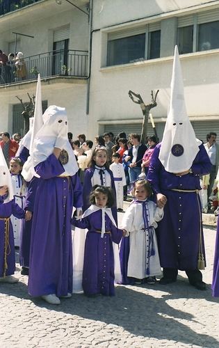 30.08.063. Nazareno. Semana Santa. Priego, 1986. (Foto, Arroyo Luna).