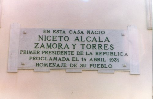 06.12.02. Placa dedicatoria en la fachada.