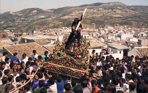 30.08.084. Nazareno. Semana Santa. Priego, 1991. (Foto, Arroyo Luna)..jpg