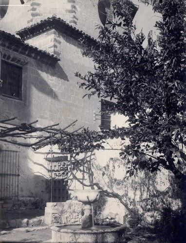 25.19.01.011. Patio de la iglesia de la Asunción