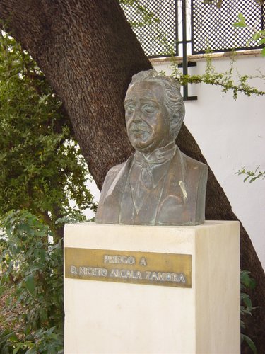 06.13.62. El busto de don Niceto. de Aurora Cañero, bajo la encina.