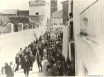 00.04.18. Procesión por la calle Abad Palomino. A la izquierda el muro de la cárcel.