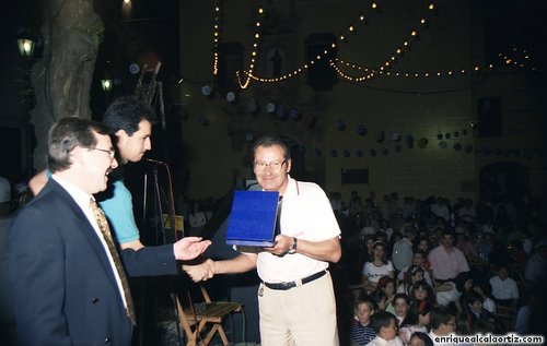 La Pollinica. Entrega trofeos futbito. 1996. Priego. Foto, Arroyo Luna.