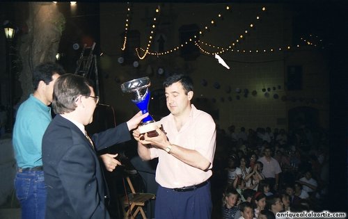 La Pollinica. Entrega trofeos futbito. 1996. Priego. Foto, Arroyo Luna.