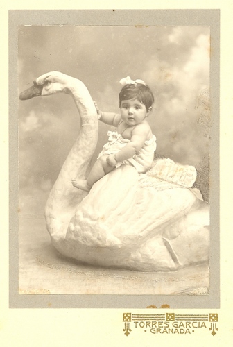 00.04.37. Niña prieguense. (Foto, Torres García. Granada).