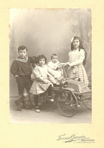 00.04.41. Grupos de niños prieguenses. (Torres García. Granada).