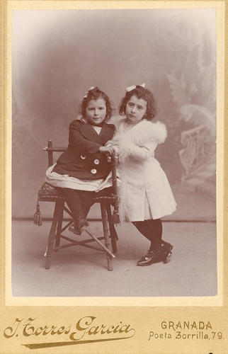 00.04.43. Niñas prieguenses. (Foto, J. Torres García. Granada).