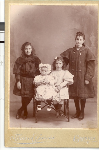 00.04.44. Niñas prieguenses. (Foto, Torres García. Granada).