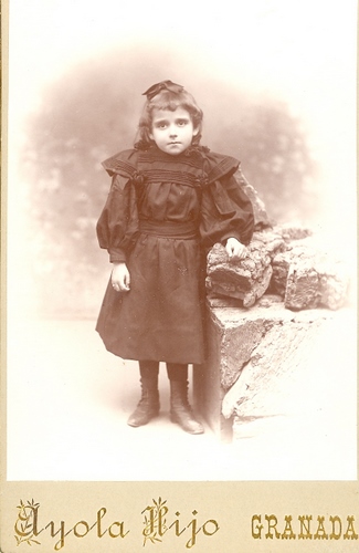 00.04.47. Niña prieguense. (Foto, Ayola Hijo. Granada).