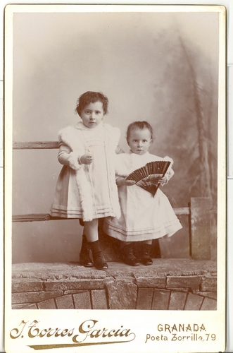 00.04.48. Niñas prieguenses. (Foto, Torres García. Granada).