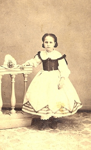 00.04.55. Niña prieguense.