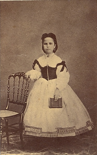 00.04.56. Niña prieguense.