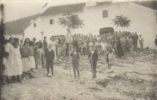 11.01.01.05. Antigua iglesia de Castil  durante la procesión del C. de Jesús. (19-06-25).