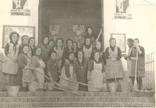 11.01.01.22. Limpiando la iglesia. Castil de Campos.