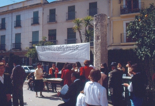 0242.080392. Día de la Mujer. Paseíllo.