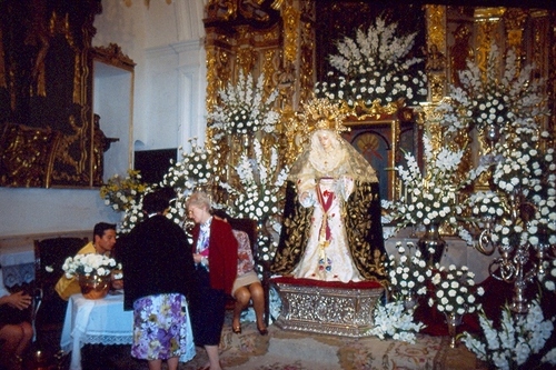 0751.170592. Besamanos a la Virgen de la Soledad.