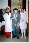 18.03.164. Carnaval. Manuel Molina con dos amigas. 1999.