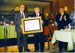 10.02.01.07.  A. Jurado le entrega el título de Prieguense del Año 1997. ( M. Osuna).