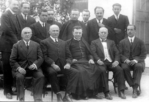 19.03.01.09. Carlos Valverde, (sentado, segundo derecha),  con el predicador del Nazareno.