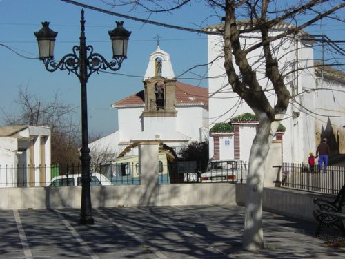 20.03.02.05. Fuente Tójar. (Córdoba). La Plaza de la Fuente y la iglesia de Ntra. Sra. del Rosario..JPG