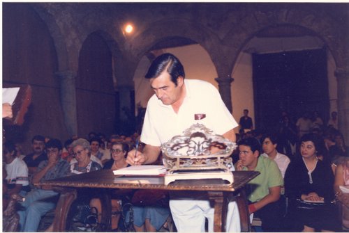 22.03.010. José Hinojosa en el momento de la firma.