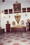 22.03.040.  Sacristía de la iglesia de la Asunción con la mesa ya de nuevo colocada en su lugar.