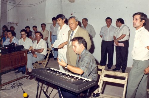 22.03.083. Antonio López al piano en el recital y presentación de libros. Foto, Gallardo.