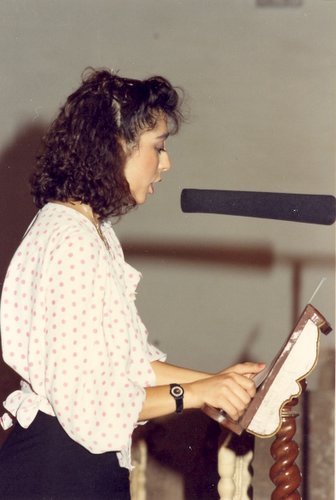 22.03.085.  Teresa Jiménez. recitando sus poemas. Foto, Gallardo.