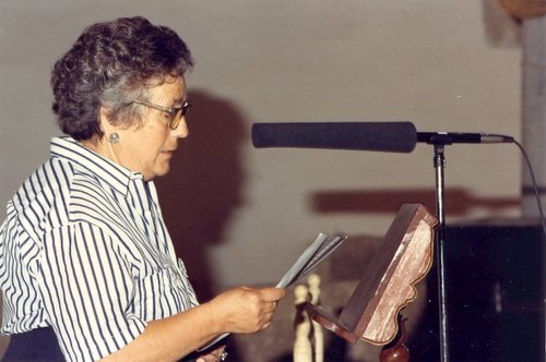 22.03.087.  Antonia Jurado, leyendo sus poemas. Foto, Gallardo.