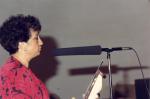 22.03.089.  Flory Pérez Almazán, recitando sus versos y presentado el libro de Enrique Alcalá. Foto, Gallardo.