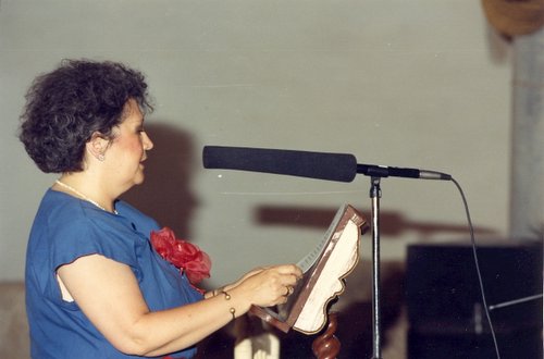 22.03.093.  Isabel Rodríguez, recitando sus poemas. Foto, Gallardo.