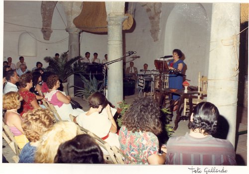 22.03.094. Isabel Rodríguez, recitando sus poemas. Foto, Gallardo.