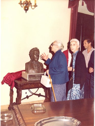 06.03.27. Sus hijas Pura e Isabel en el hall del Ayuntamiento de Priego, ante el busto de su padre.