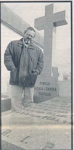 06.03.30. Juan Alcala-Zamora, junto a la tumba de su abuelo.