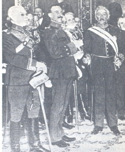 06.05.10. Año 1923. En el ministerio de la Guerra, entrega el premio Daoiz a un oficial.